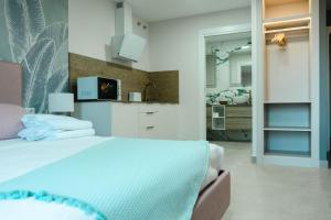 una camera da letto con un letto grande e un bagno di Apartamentos La Posada a Coria