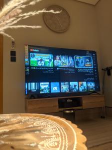 ein Flachbildfernseher in einem Wohnzimmer mit einem Bett in der Unterkunft سدارا للأجنحه الفندقيه in Riad + 11 Fotos