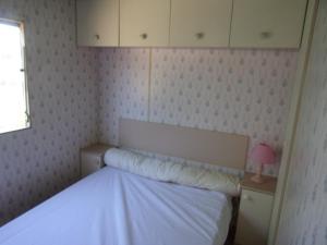 Katil atau katil-katil dalam bilik di Mobil'Home du Sancillon