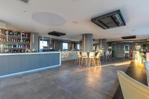 a restaurant with a bar and tables and chairs at Hotel Madeira Centro in Benidorm