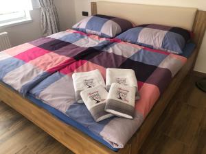 Postel nebo postele na pokoji v ubytování AP2, Hrubá Skála, Apartmány Nad Lípou