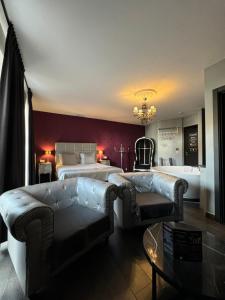 une chambre d'hôtel avec un lit et un canapé dans l'établissement L'écrin des Vennes - Liège centre, à Liège