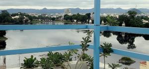 - Balcón con vistas al río en Gladden Villa, en Udaipur