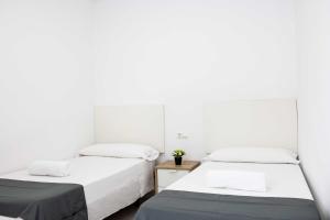 Łóżko lub łóżka w pokoju w obiekcie Apartamentos Marina Playa de Torrevieja by Apartamentos Torrevieja
