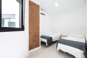 Łóżko lub łóżka w pokoju w obiekcie Apartamentos Marina Playa de Torrevieja by Apartamentos Torrevieja