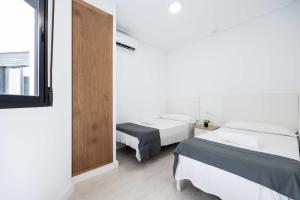 Łóżko lub łóżka w pokoju w obiekcie Apartamentos Marina Playa de Torrevieja by Apartamentos Torrevieja
