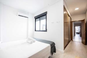 Łóżko lub łóżka w pokoju w obiekcie Apartamentos Marina Playa de Torrevieja by Apartamentos Torrevieja