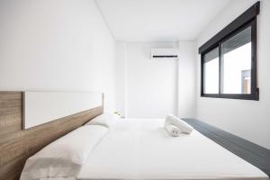 Łóżko lub łóżka w pokoju w obiekcie Apartamentos Marina Playa de Torrevieja by Apartamentos Torrevieja