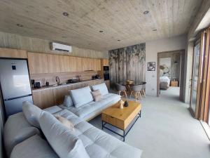 Kuchyň nebo kuchyňský kout v ubytování Marnos Luxury Villas