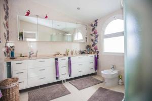 A bathroom at Villa Allegra