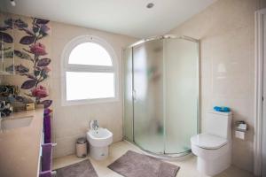 A bathroom at Villa Allegra Még 9 kép