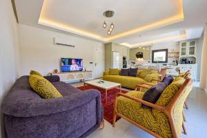 TV a/nebo společenská místnost v ubytování Villa Almilalin 6 bedroom Holiday Villa for Rent in Oludeniz
