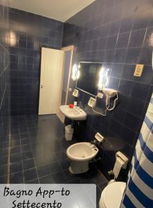 Ένα μπάνιο στο Marchisa Apartments