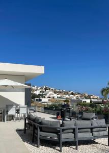 Casa Papoila في ألبوفيرا: فناء به طاولات وكراسي به موقد