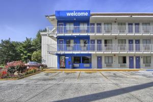 un edificio con una señal de bienvenida en el costado en Motel 6-New Cumberland, PA - Harrisburg - Hershey South, en New Cumberland