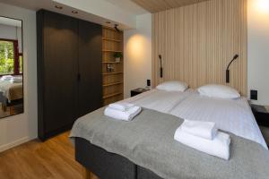 ein Schlafzimmer mit einem großen Bett mit Handtüchern darauf in der Unterkunft Hotel Linnasmäki in Turku