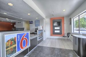 a fast food restaurant with a sign on the counter at Motel 6-New Cumberland, PA - Harrisburg - Hershey South in New Cumberland