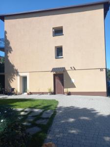 un edificio con una porta sul lato di Komfortowe pokoje przy Szymonowica w Krakowie a Cracovia
