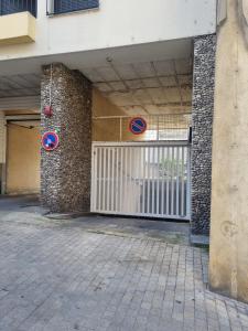 Zdjęcie z galerii obiektu Sweet Nina Jazz Appartement pour 5 voyageurs, situé à la Place de la République, avec parking et lit queen size w mieście Le Mans