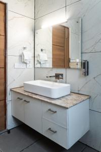 Koupelna v ubytování Sandane Homes + 37 fotografií