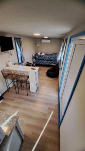 a small room with a desk and a bed at LEKU Departamentos in General Acha