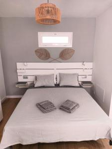 A bed or beds in a room at Apartamentos Sarah