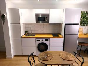 A kitchen or kitchenette at Apartamentos Sarah