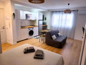 A kitchen or kitchenette at Apartamentos Sarah