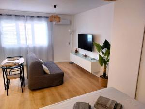 A television and/or entertainment centre at Apartamentos Sarah