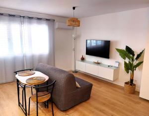A television and/or entertainment centre at Apartamentos Sarah
