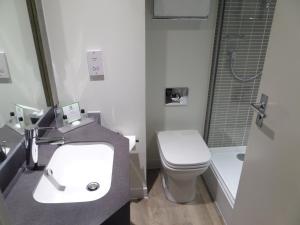 ein Bad mit einem Waschbecken, einem WC und einer Dusche in der Unterkunft Holiday Inn Birmingham M6, Jct7, an IHG Hotel in Birmingham