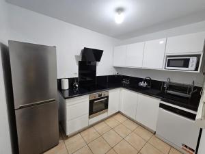Kuchyň nebo kuchyňský kout v ubytování NEW Appart 2 chambres avec piscine proche aeroport