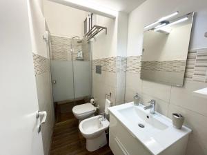 A bathroom at CATHEDRAL APARTMENT