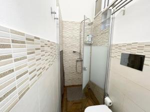 A bathroom at CATHEDRAL APARTMENT