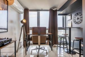 Ruang duduk di The Peaky Blinder s Crib with Gym, Pool, Sauna More