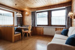 バディーアにあるApartments Roda de Ciarのソファとテーブルのあるリビングルーム