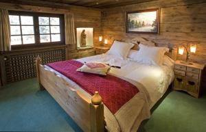 Postel nebo postele na pokoji v ubytování Hôtel Les Chalets de Philippe avec Jacuzzis Privatifs + 79 fotografií