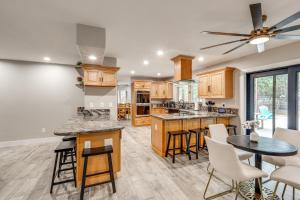 eine Küche mit Tisch und Stühlen und ein Esszimmer in der Unterkunft Deluxe Flagstaff Abode with Game Room and Outdoor Fun! in Elden Pueblo