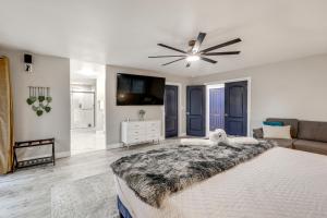 ein Schlafzimmer mit einem großen Bett und einer Couch in der Unterkunft Deluxe Flagstaff Abode with Game Room and Outdoor Fun! in Elden Pueblo + 37 Fotos