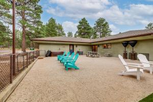 eine Gruppe von Stühlen auf einer Terrasse in der Unterkunft Deluxe Flagstaff Abode with Game Room and Outdoor Fun! in Elden Pueblo