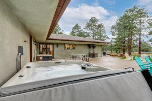 eine Whirlpool-Badewanne vor einem Haus in der Unterkunft Deluxe Flagstaff Abode with Game Room and Outdoor Fun! in Elden Pueblo