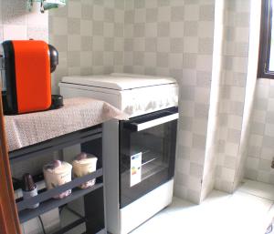 - une petite cuisine avec un four dans la chambre dans l'établissement Alloggio Via Delle Monache, 13, à Viterbe 16 autres photos