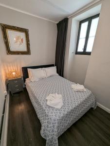 Postel nebo postele na pokoji v ubytování Stylish Retro Suites