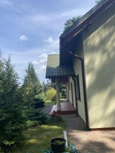 an outside view of a building with a porch at Dom Letniskowy IRENA in Wielen Zaobrzanski