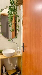 un baño con lavabo y espejo en Morada da Lena - Praia do Forte, en Farol