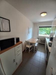 a kitchen and dining room with a table and a window at Paula - Bergheim-Köln Wohlfühlapartment in Bergheim