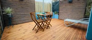 un patio avec une table et des chaises sur une terrasse dans l'établissement Studio Leskal centre Cilaos, à Cilaos