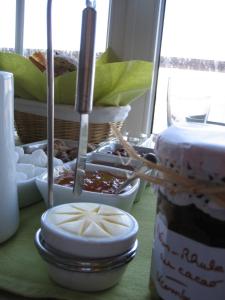 une table avec des bols de nourriture et un panier de nourriture dans l'établissement La Goélette, Chambres d'Hôtes, à Wimereux