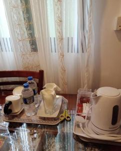 una mesa con un set de té encima en One2Five, en Kandy