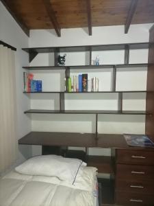 Postel nebo postele na pokoji v ubytování Cuarto con cuarto de baño y terraza